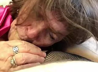 Granny Peggy Sue gives closeup cocksucking to her lover, such a hot gilf 😘