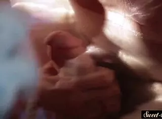 נערה שחורה אלגנטית מקבלת דוגי סטייל חזק בחדר אמבטיה