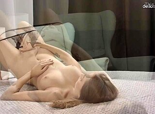 귀여운 러시아 카티아, 털 없는 보지로 솔로 디플로레이션 유혹