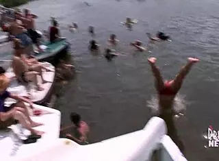 Party se zblázní s topless zábavou na hausbótech na Lake Ozarks