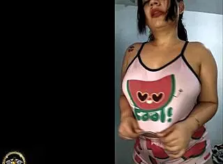 hermosa y sexy jovencita de gran culo muestra su sensual cuerpo