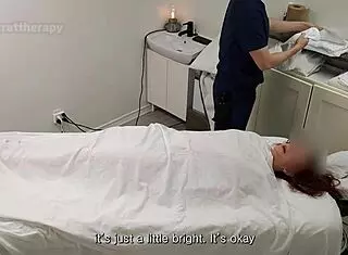 Alice, a fiatal 18+ pincérlány nem várta ezt a vad masszázst ma