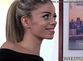 小さな18+シアラ・リビエラが巨尻ファックを楽しむ