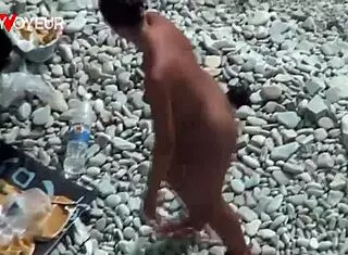 Vroča lepotica gola na plaži z analnim čepom – to moraš videti!