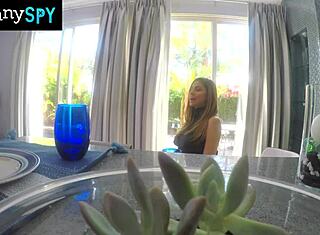 Κακιά νταντά πιάστηκε να βλέπει πορνό, καβαλάει πούτσο για να κρατήσει δουλειά. Είναι απελπισμένη να σώσει τη babysitting!