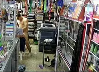 Revisando Cámaras de Seguridad Encuentro Masaje Maduro en Hentai