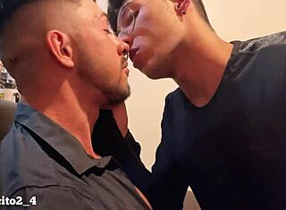 ريان روس ومايك بيبيسيتو يمصان زب بعض بعد العمل متعة