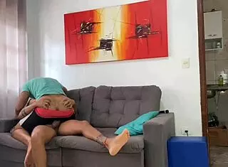 Fiz sexo com o meu amigo dotado na sala de estar, foi incrivel!