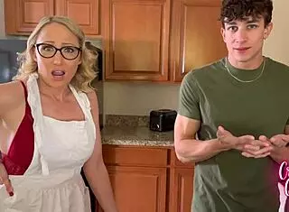 Stepmom Prepares Feast on Thanksgiving Day