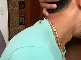 Fiz sexo com o meu amigo dotado na sala de estar, foi incrivel!