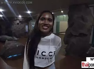 Таиландская тинейджерка 18+ Черри дрочит большой белый член чувственными руками