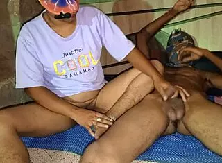Desi bhabhi squirts on devar!