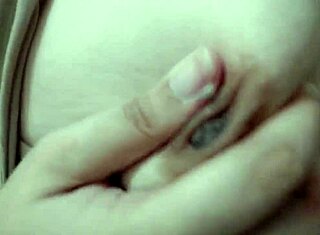 Dorosła Filipinka 18+ prezentuje ciasną cipkę i naturalne cycki