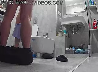 Eş Kocanın Arkadaşlarıyla Borç Ödemek İçin Yatak Odasında Aldatıyor