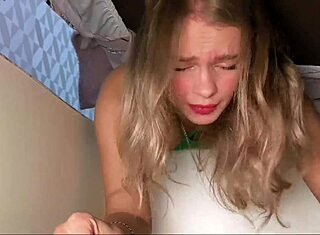 Stepsøster fastklemt under seng blir utnyttet i villt øyeblikk