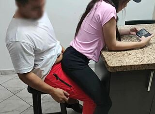 ¡Mierda! Mi hijastra traviesa se restriega contra mí hasta ponerme duro como piedra.