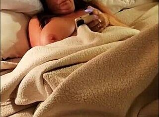 ママが若い友達の手コキ見てオナってる