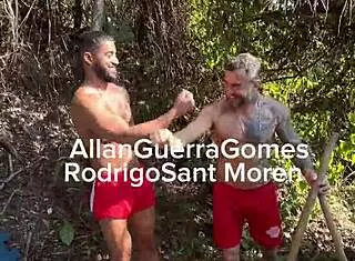 meus alunos ajudam a arrumar o tatame na minha chácara para treinar