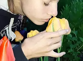 My girlfriend says my pussy smells better than tulips and licks it to orgasm 😍