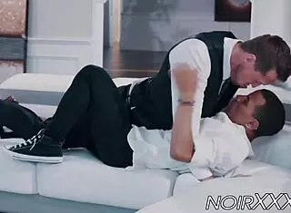 رجل أعمال وسيم ينيك شاب أسود عضلي شرجيا بقوة