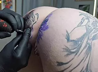 iniciando o dia com uma mudança na minha tatuagem anal 1