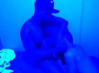 soldado dando gostoso pro negao na sauna