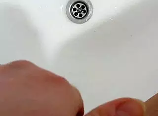 Watch this milf pissing in bath, close-up fetish compilation!