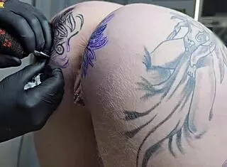 iniciando o dia com uma mudança na minha tatuagem anal 1