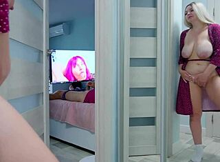 Pastorka z velikimi joškami ujeta pri špijoniranju očima spet