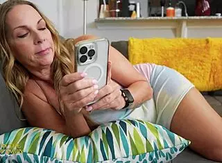 Мащехата се осмелява да смуче кура на младия за забавление!