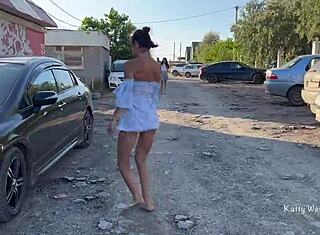 Dwie dziewczyny spacerują publicznie bez majtek pokazując cipki