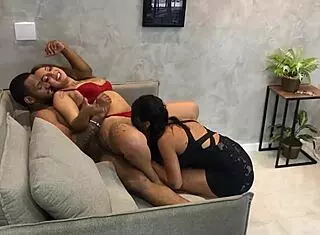 Morena Slut Invades Scene To Abuse Ninfetinha With Creampie