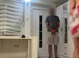 배달부 알몸으로 만나고 모든 거 보여주기 전엔 안 가!