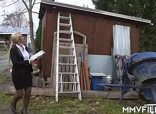 sexy blonde babe gets facialized by a worker