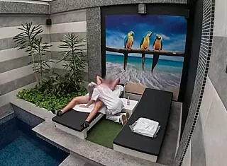 룸서비스 여자 빨아 터뜨려!