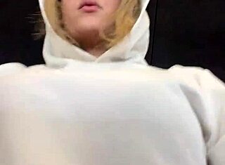 Saptona blir kåt på gymmen med gjennomsiktig skjorte som viser svette harde brystvorter