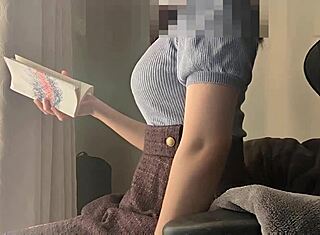 お気に入りの本を読んでいた巨乳日本人少女が興奮して自分を触る