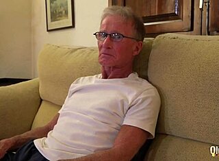 Twee jonge 18+ meiden worden wild met oude man en slikken zijn lading door