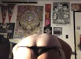 Gay Boy Shakes Big Ass!