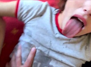 Yo, hermanastra freak pequeña 18+, ¿qué pasa con eso?