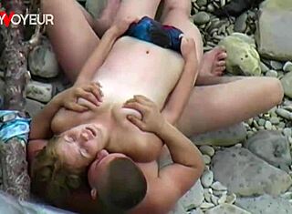 tipo afortunado, recibiendo mamada en colchón inflable de playa mientras toma sol, ¿quieres ver?