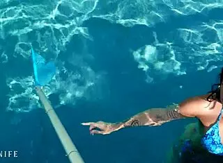 i'm helpin goth effy cutie remove her bikini, big ass tattooed legs roleplayin sex