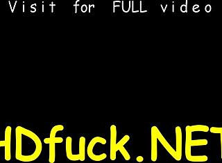 Chica pervertida abre piernas para lamida salvaje de coño