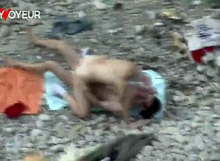 Uau! Voyeur na Praia Flagra Gata de Bunda Engolindo Boca Cheia de Gozo!