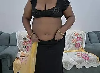 Desi Aunty Flashes Her Tits!