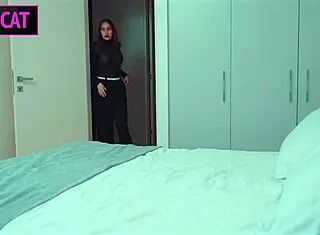 Ne končaj noter, pastorek, medtem ko je očim v prhi!