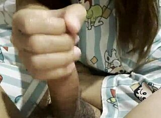 Gadis Asia berikan handjob menakjubkan kepada boyfriend di bilik tidur