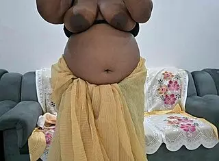 Desi Aunty Flashes Her Tits!