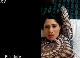 live performer shows off impressive five-time squirting on stage