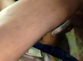 Sora vitregă indiană desi primește creampie anal în grădină